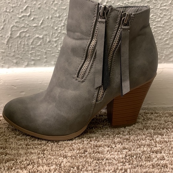 Women’s grey heeled boots - Picture 2 of 3